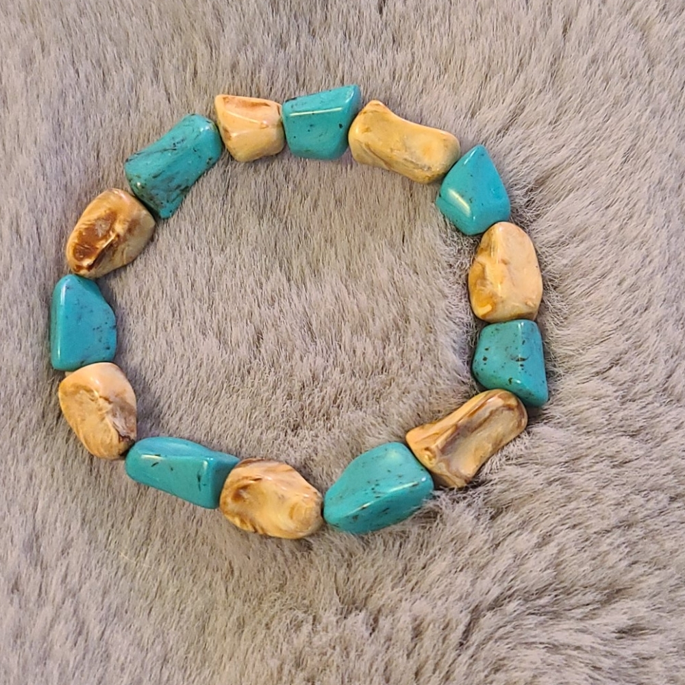 Beaded bracelet with blue and beige stones